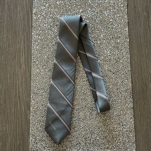 MENS OSCAR de la RENTA TIE GRAY WHITE TAN STRIPED